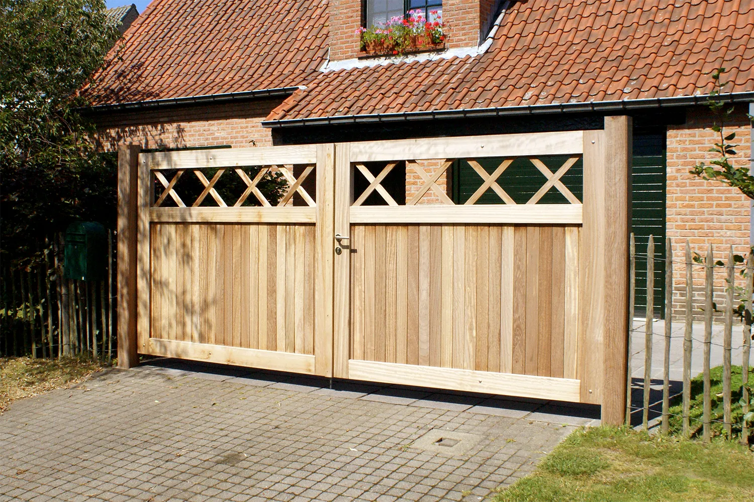 Eigendomspoort van exotisch hout - Iroko